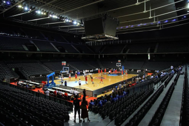 Entrenamiento de la Selección Española de baloncesto y recepción de autoridades. Sergio Llul prueba a jugar a pelota en el fronón del Navarra Arena.