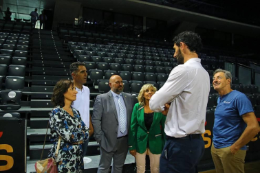 Entrenamiento de la Selección Española de baloncesto y recepción de autoridades. Sergio Llul prueba a jugar a pelota en el fronón del Navarra Arena.