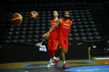 Entrenamiento de la Selección Española de baloncesto y recepción de autoridades. Sergio Llul prueba a jugar a pelota en el fronón del Navarra Arena.