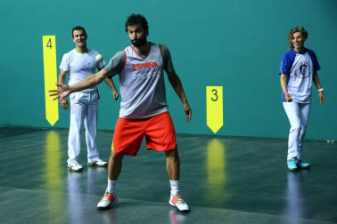 Entrenamiento de la Selección Española de baloncesto y recepción de autoridades. Sergio Llul prueba a jugar a pelota en el fronón del Navarra Arena.