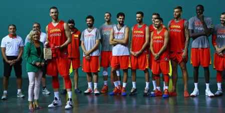 Entrenamiento de la Selección Española de baloncesto y recepción de autoridades. Sergio Llul prueba a jugar a pelota en el fronón del Navarra Arena.