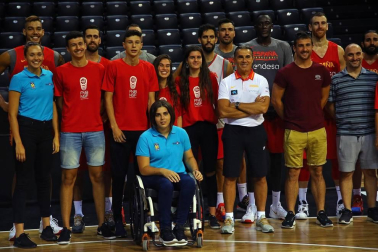 Entrenamiento de la Selección Española de baloncesto y recepción de autoridades. Sergio Llul prueba a jugar a pelota en el fronón del Navarra Arena.