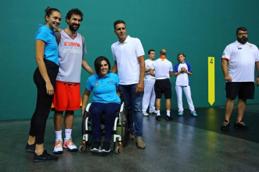 Entrenamiento de la Selección Española de baloncesto y recepción de autoridades. Sergio Llul prueba a jugar a pelota en el fronón del Navarra Arena.
