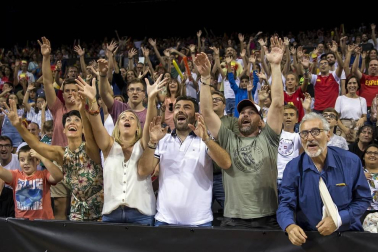 Más de 10.000 aficionados se citaron en el pabellón pamplonés para ver la victoria por 78-70 de la selección española en el arranque de la gira de preparación del Mundial de China 2019.