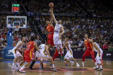 Más de 10.000 aficionados se citaron en el pabellón pamplonés para ver la victoria por 78-70 de la selección española en el arranque de la gira de preparación del Mundial de China 2019.