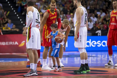 Más de 10.000 aficionados se citaron en el pabellón pamplonés para ver la victoria por 78-70 de la selección española en el arranque de la gira de preparación del Mundial de China 2019.