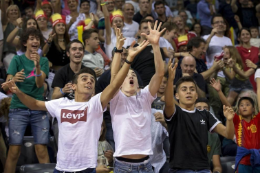 Más de 10.000 aficionados se citaron en el pabellón pamplonés para ver la victoria por 78-70 de la selección española en el arranque de la gira de preparación del Mundial de China 2019.