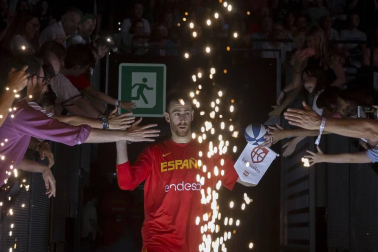 Más de 10.000 aficionados se citaron en el pabellón pamplonés para ver la victoria por 78-70 de la selección española en el arranque de la gira de preparación del Mundial de China 2019.