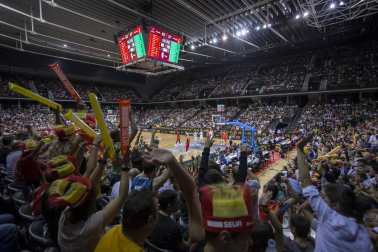 Más de 10.000 aficionados se citaron en el pabellón pamplonés para ver la victoria por 78-70 de la selección española en el arranque de la gira de preparación del Mundial de China 2019.