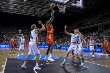 Más de 10.000 aficionados se citaron en el pabellón pamplonés para ver la victoria por 78-70 de la selección española en el arranque de la gira de preparación del Mundial de China 2019.