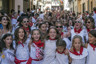Más de 50 filas con unas 200 mujeres escoltaron este sábado a la corporación al Ayuntamiento