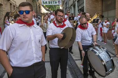 Más de 50 filas con unas 200 mujeres escoltaron este sábado a la corporación al Ayuntamiento