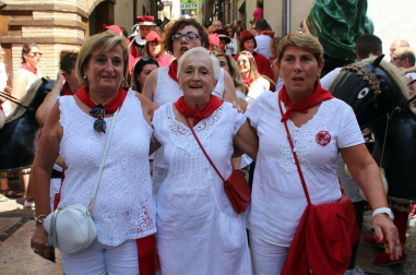 Más de 50 filas con unas 200 mujeres escoltaron este sábado a la corporación al Ayuntamiento