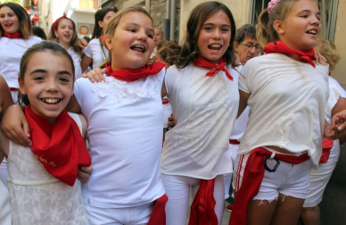 Más de 50 filas con unas 200 mujeres escoltaron este sábado a la corporación al Ayuntamiento