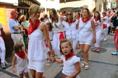 Más de 50 filas con unas 200 mujeres escoltaron este sábado a la corporación al Ayuntamiento