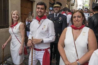 Más de 50 filas con unas 200 mujeres escoltaron este sábado a la corporación al Ayuntamiento