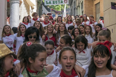 Más de 50 filas con unas 200 mujeres escoltaron este sábado a la corporación al Ayuntamiento