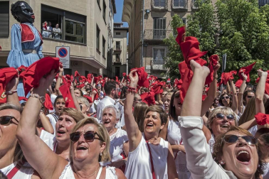 Más de 50 filas con unas 200 mujeres escoltaron este sábado a la corporación al Ayuntamiento