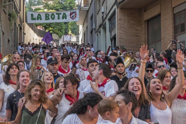 Más de 50 filas con unas 200 mujeres escoltaron este sábado a la corporación al Ayuntamiento