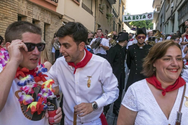 Más de 50 filas con unas 200 mujeres escoltaron este sábado a la corporación al Ayuntamiento