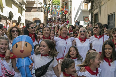 Más de 50 filas con unas 200 mujeres escoltaron este sábado a la corporación al Ayuntamiento