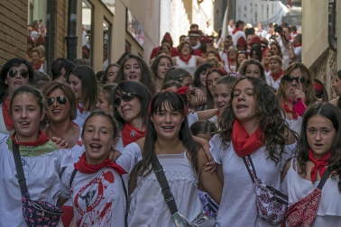 Más de 50 filas con unas 200 mujeres escoltaron este sábado a la corporación al Ayuntamiento