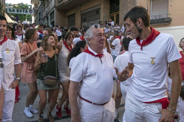 Más de 50 filas con unas 200 mujeres escoltaron este sábado a la corporación al Ayuntamiento