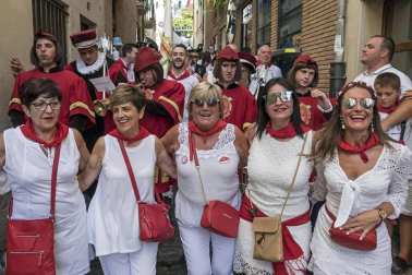 Más de 50 filas con unas 200 mujeres escoltaron este sábado a la corporación al Ayuntamiento
