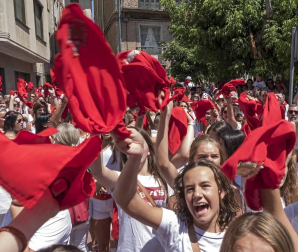 Más de 50 filas con unas 200 mujeres escoltaron este sábado a la corporación al Ayuntamiento