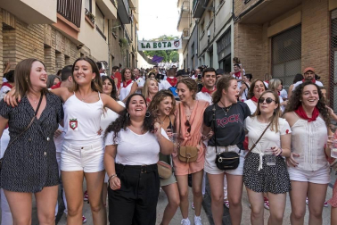 Más de 50 filas con unas 200 mujeres escoltaron este sábado a la corporación al Ayuntamiento