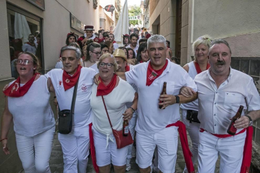 Más de 50 filas con unas 200 mujeres escoltaron este sábado a la corporación al Ayuntamiento