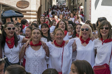 Más de 50 filas con unas 200 mujeres escoltaron este sábado a la corporación al Ayuntamiento