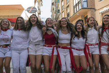 Más de 50 filas con unas 200 mujeres escoltaron este sábado a la corporación al Ayuntamiento