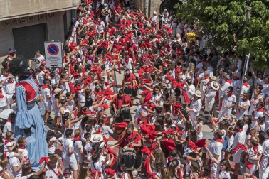 Más de 50 filas con unas 200 mujeres escoltaron este sábado a la corporación al Ayuntamiento