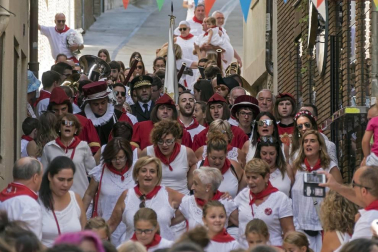 Más de 50 filas con unas 200 mujeres escoltaron este sábado a la corporación al Ayuntamiento