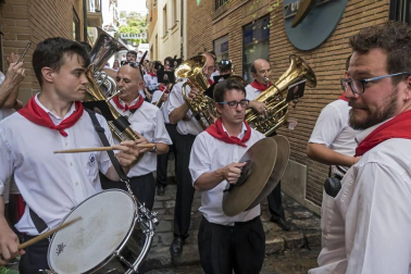 Más de 50 filas con unas 200 mujeres escoltaron este sábado a la corporación al Ayuntamiento