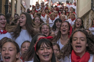 Más de 50 filas con unas 200 mujeres escoltaron este sábado a la corporación al Ayuntamiento
