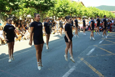 La presidenta y la directora de la ikastola Andra Mari lanzaron el cohete de las fiestas
