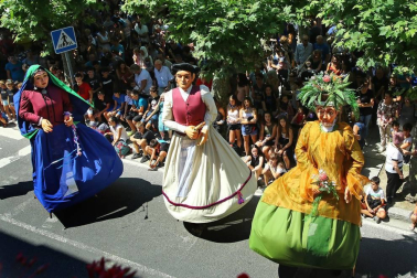La presidenta y la directora de la ikastola Andra Mari lanzaron el cohete de las fiestas