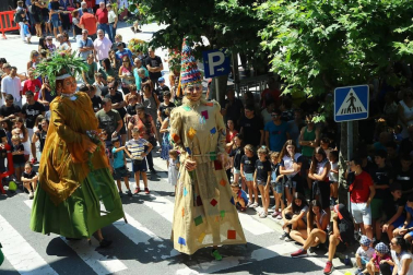 La presidenta y la directora de la ikastola Andra Mari lanzaron el cohete de las fiestas