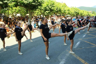 La presidenta y la directora de la ikastola Andra Mari lanzaron el cohete de las fiestas
