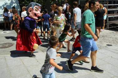 La presidenta y la directora de la ikastola Andra Mari lanzaron el cohete de las fiestas
