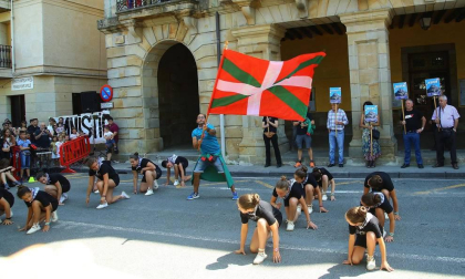 La presidenta y la directora de la ikastola Andra Mari lanzaron el cohete de las fiestas