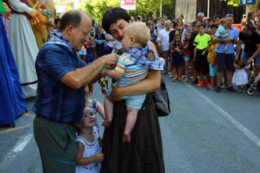 La presidenta y la directora de la ikastola Andra Mari lanzaron el cohete de las fiestas