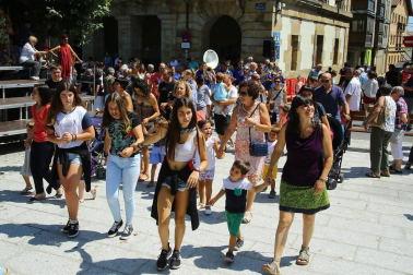 La presidenta y la directora de la ikastola Andra Mari lanzaron el cohete de las fiestas