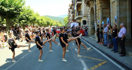 La presidenta y la directora de la ikastola Andra Mari lanzaron el cohete de las fiestas