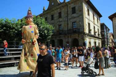 La presidenta y la directora de la ikastola Andra Mari lanzaron el cohete de las fiestas
