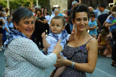 La presidenta y la directora de la ikastola Andra Mari lanzaron el cohete de las fiestas