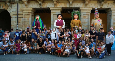 La presidenta y la directora de la ikastola Andra Mari lanzaron el cohete de las fiestas