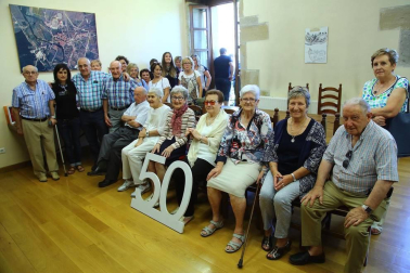 La presidenta y la directora de la ikastola Andra Mari lanzaron el cohete de las fiestas
